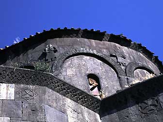 アルメニア様式の教会。ドームのあたりを外から見る。