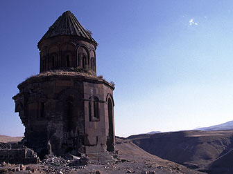 だだっ広い大地と空に廃墟が点在する。アルメニア風のとんがり屋根。