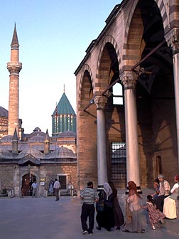 緑のとんがり屋根やモスクの尖塔が集まる、コンヤらしいエリア