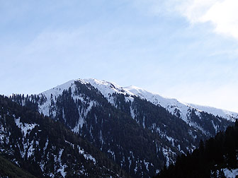 雪化粧したカチカルの山並み。