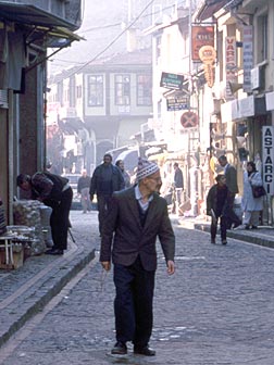 回教帽の老人が歩く石畳の通り