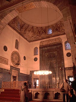 白熱灯がともるモスクのドーム