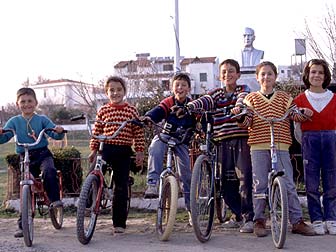 自転車で遊ぶ子供たちが整列