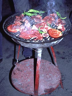 肉、トマト、青唐辛子を炭火でちりちり。