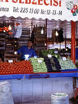 トマトやなすが並ぶ市場の店