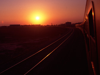 海岸線を走る列車から夕陽を楽しむ